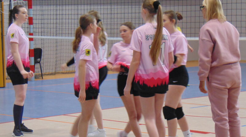 Powiat należy do siatkarek SP 7 Szczecinek