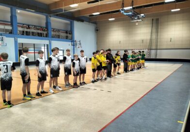 W Powiatowych Igrzyskach Młodzieży Szkolnej unihokeja chłopców najlepsi są ze Szkoły Podstawowej nr 5 w Szczecinku